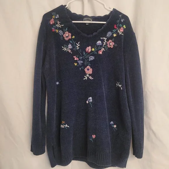 Cozy Vintage Carolyn Taylor Floral Embroidered Navy Sweater - Picture 4 of 10